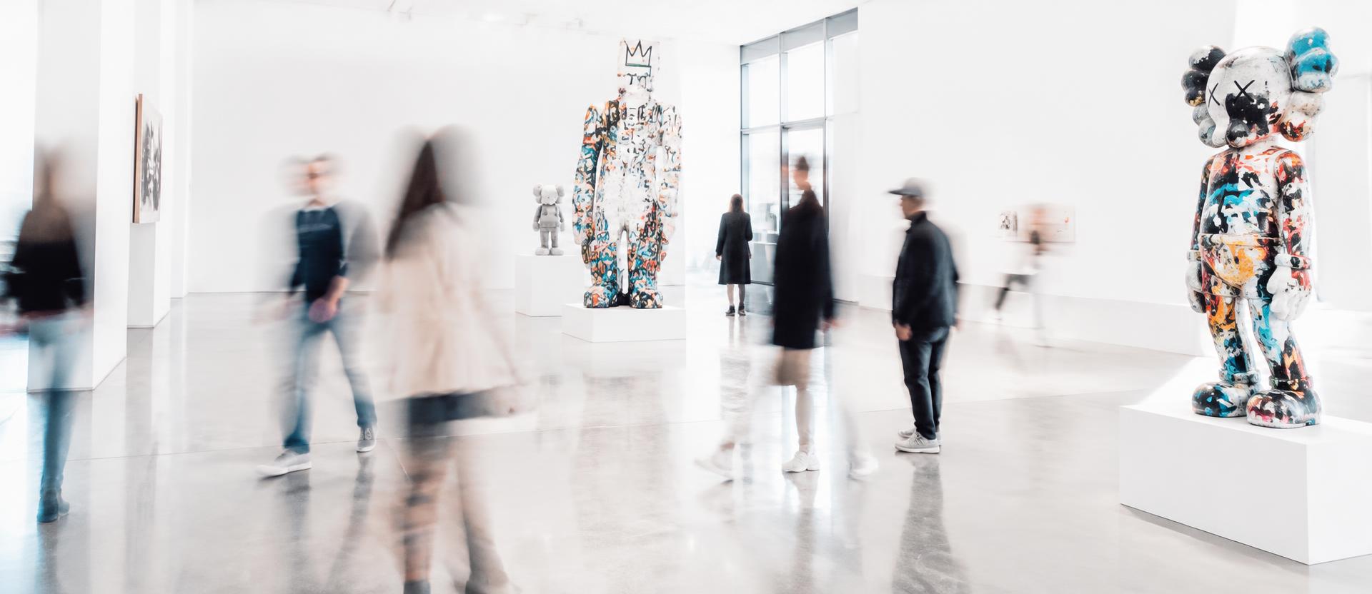 Visiteurs dans une galerie